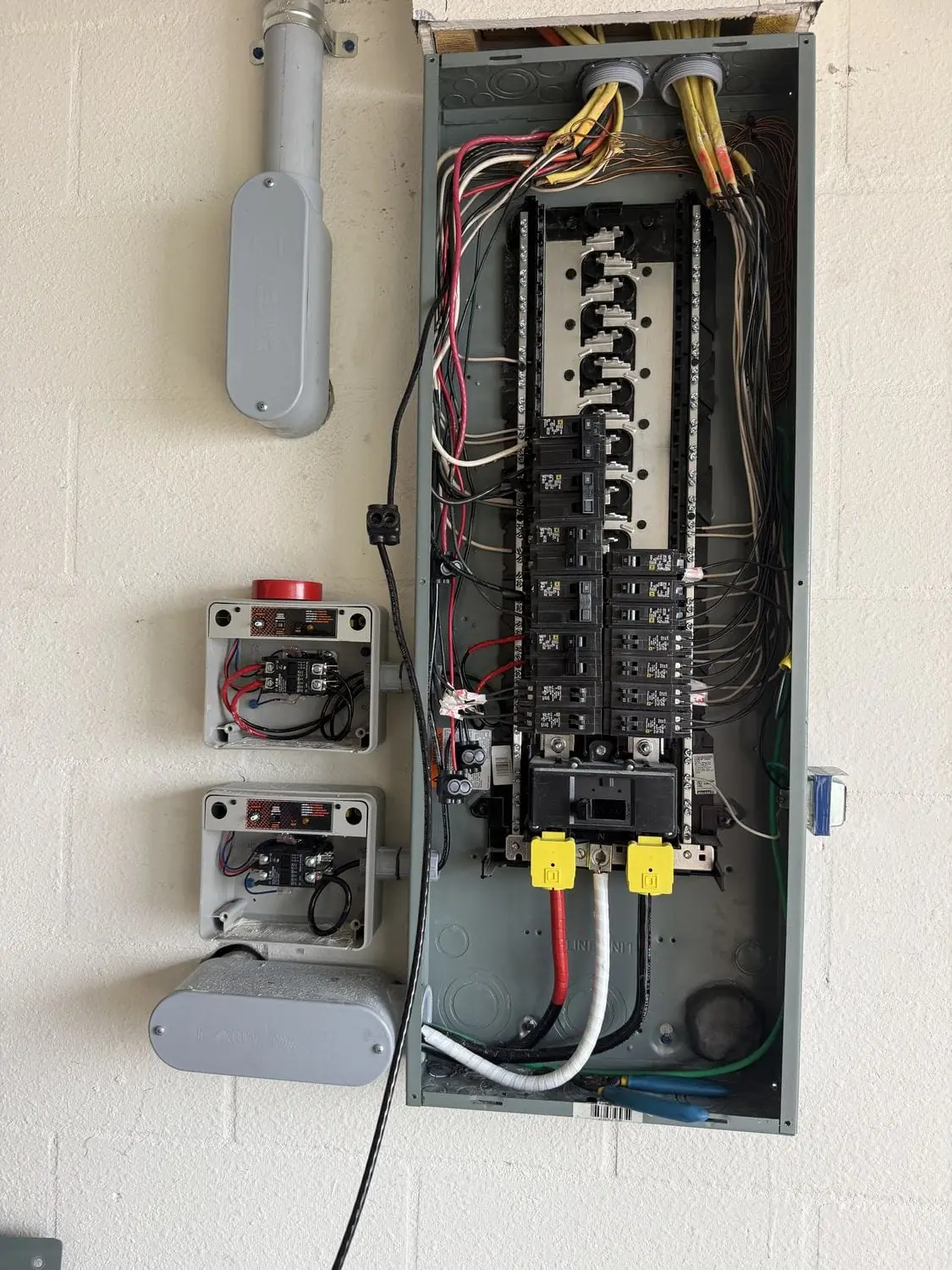 Automatic transfer switch tied into the main panel breakers in Tampa Bay